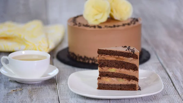 Nefis çikolatalı kek tabakta, açık arkaplanda.