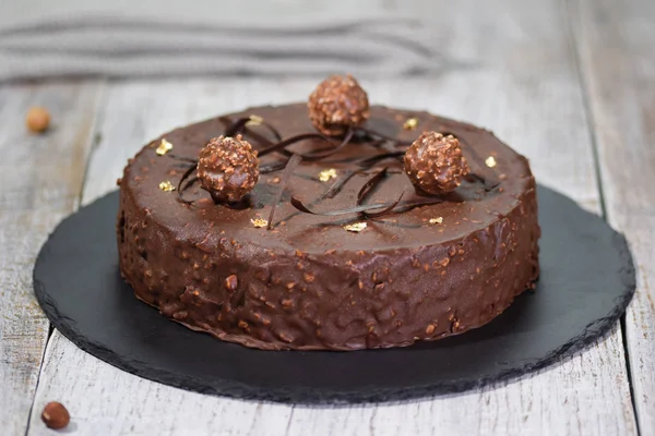 Leckerer Schokoladenkuchen auf dem Tisch — Stockfoto