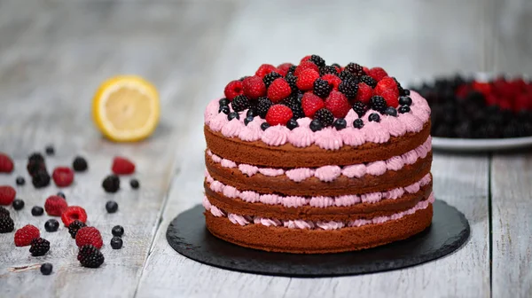 Шоколадный торт с летними ягодами . — стоковое фото
