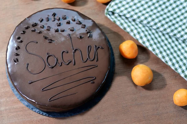 Bolo Sacher - sobremesa tradicional austríaca de chocolate . — Fotografia de Stock
