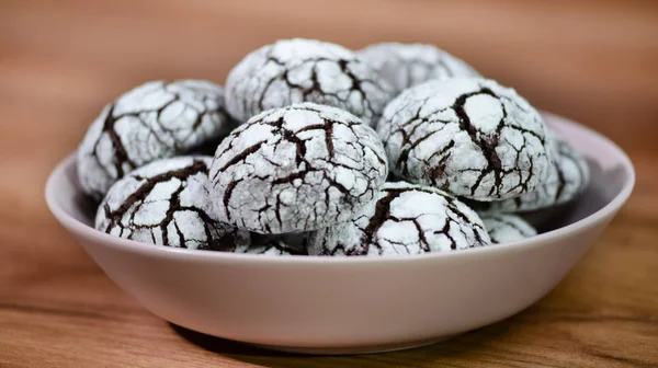 Ev yapımı çikolatalı buruşuk kurabiyeler. Pudra şekeri ile Bisküvi.