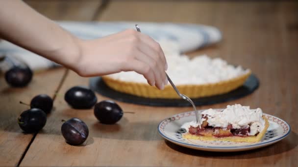 Délicieux gâteau tranché de prunes mûres en gros plan sur la table . — Video