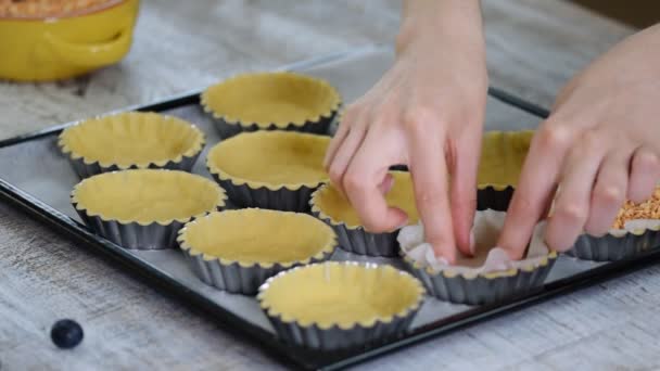 Pasticcere che fa tortine in cucina di pasticceria. Pasticceria. Dolci tortine dessert — Video Stock