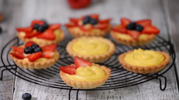 Tartaletas de bayas de verano con crema y bayas frescas . — Vídeos de Stock