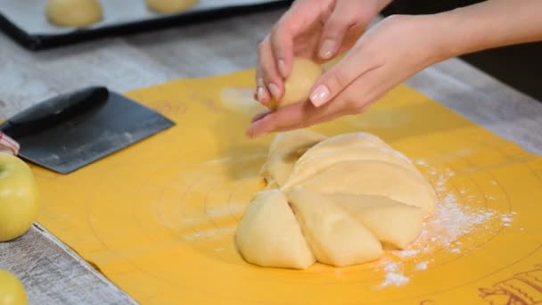 As mulheres fazem tartes. Os confeiteiros fazem sobremesas. A fazer pães. Massa na mesa. Amasse a massa. — Vídeo de Stock