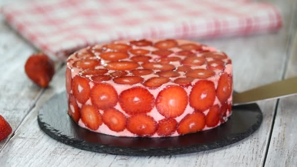 Gâteau maison à la fraise sur fond blanc . — Video