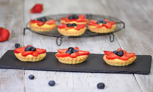 Летние ягодные тартлеты со сливками и свежими ягодами. Здоровый летний десерт для вечеринок . — стоковое фото