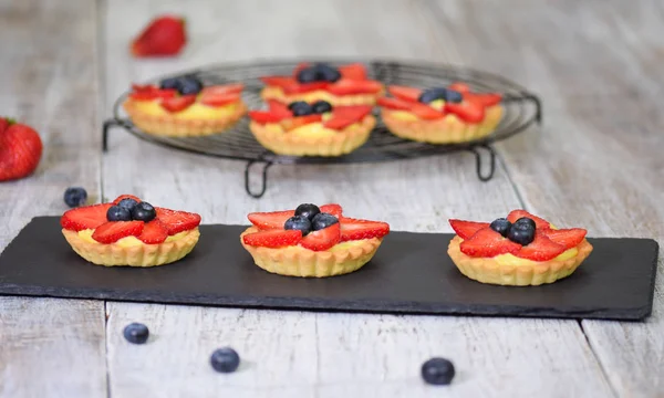 Tarte de boabe de vară cu smântână și fructe de pădure proaspete. Desert sănătos de patiserie de vară pentru petrecere . — Fotografie, imagine de stoc