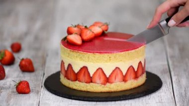 Çilek pastası. Ahşap arka planda fraisier kek.