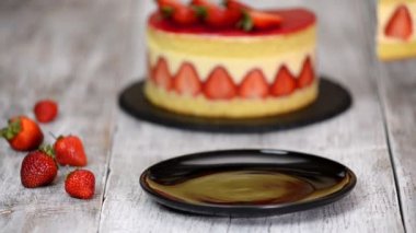 Bir parça çilekli pasta. Çilekli kek Fraisier vanilya kremaile.
