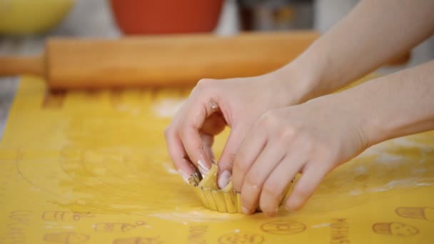 Chef de pastelaria fazendo tortinhas, colocando a massa em pratos de panificação . — Vídeo de Stock