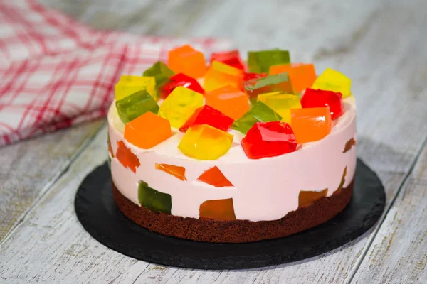 Домашний фруктовый молочный многоцветный желейный торт на тарелке — стоковое фото