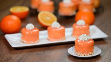 Ayna sır ile Turuncu kek.