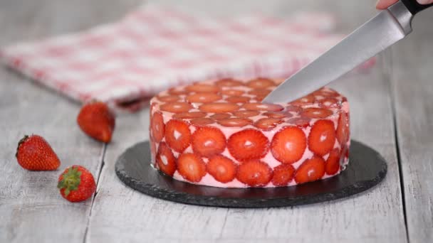 Musim panas strawberry mousse kue dengan buah segar di latar belakang kayu — Stok Video