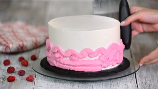 Close-up de bolo de decoração de mulher. — Vídeo de Stock