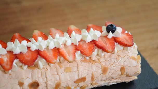 Pastel de merengue. Pastel de merengue casero con arándanos y fresa . — Vídeos de Stock