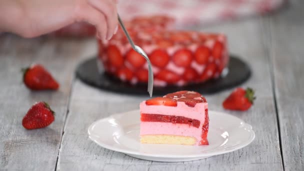 Stück hausgemachter Erdbeermoussekuchen. — Stockvideo