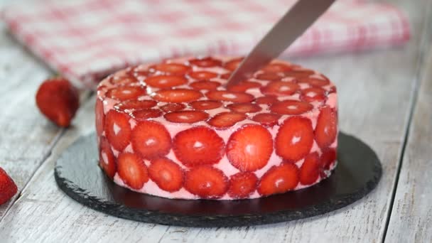 Sommar jordgubbs mousse tårta med färska bär på trä bakgrund. — Stockvideo