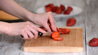 Mutfakta Çilek Kesen Kadının Yakın Çekim.