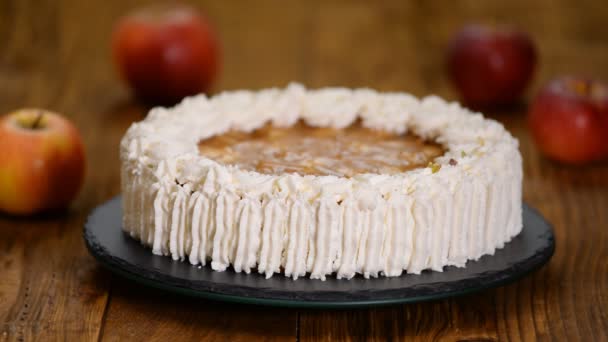 ペーストリー作りの職人は、ピスタチオとりんごのケーキを飾る. — ストック動画