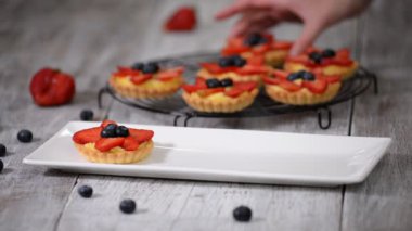 Krema ve taze çilek ile yaz berry tartlets. Parti için sağlıklı yaz pastası tatlısı.