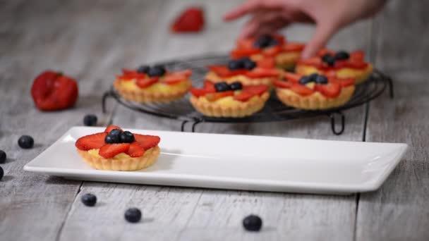 Nyári bogyó tartlets tejszínnel és friss bogyókat. Egészséges nyári sütemény desszert Party. — Stock videók