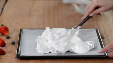 Pasta şefi pasta için beze hazırlar