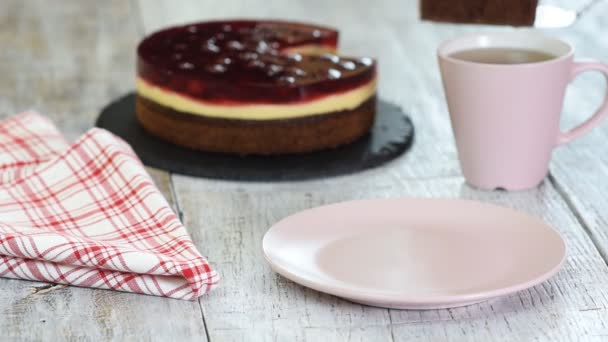 Gâteau cerise fait maison avec vanille et cerises noires sur table en bois. — Video