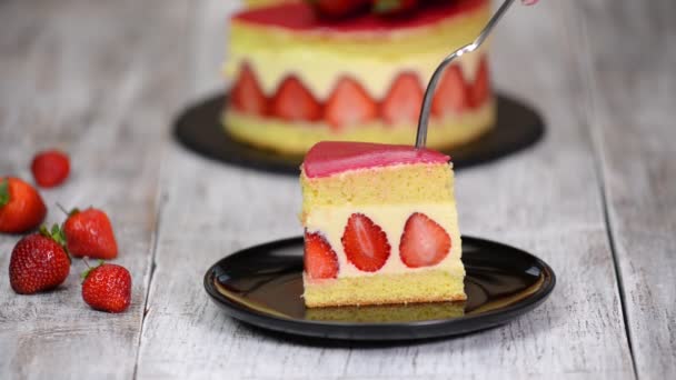 Ένα κομμάτι κέικ φράουλα. Τούρτα φράουλα με κρέμα βανίλιας. — Αρχείο Βίντεο