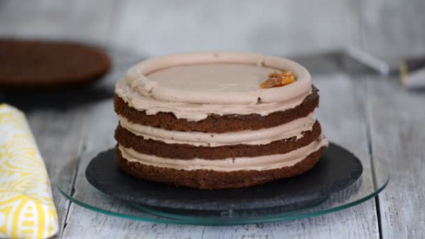 Un pasticcere mette le banane caramellate su una torta. Processo di cottura pan di Spagna al cioccolato . — Video Stock