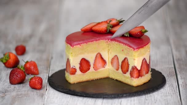 Τούρτα φράουλα. Γλυκό κέικ σε ξύλινο φόντο. — Αρχείο Βίντεο