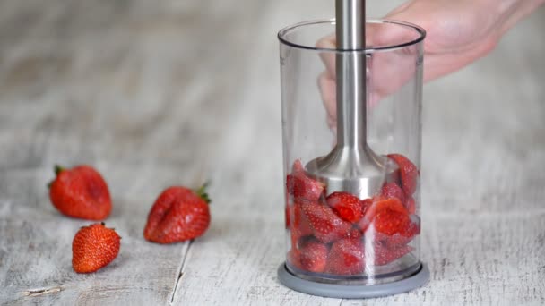Fragole fresche e fragole tagliate isolate nel frullatore. Cibo vegetariano, dieta . — Video Stock