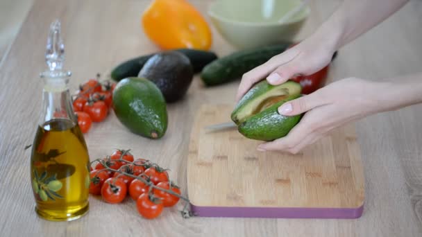Foto da tavolo di uno chef che apre un avocado in due parti . — Video Stock
