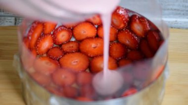 Mutfakta şekerlemeci çilekli mus kek yapma