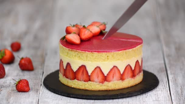 Strawberry cake. Fraisier cake on wooden background. — Stock Video