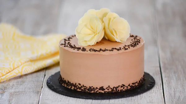 Kue coklat lezat dihiasi dengan bunga-bunga di atasnya . — Stok Foto