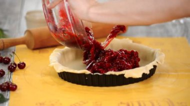 Bir ev yapımı kiraz pasta yapma.