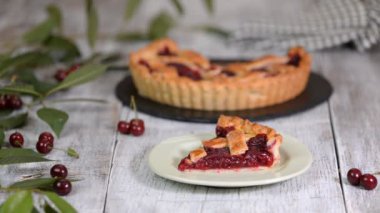 Rustik ahşap beyaz arka plan üzerinde bir dondurma ile Lezzetli Ev Yapımı Kiraz Pie Piece.