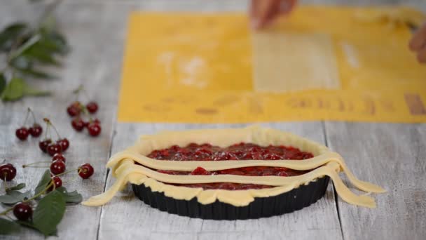 Zutaten für Kuchen mit frischem Kirschkuchen gefüllt backen. Weibchen bereiten Kirschtorte zu. — Stockvideo