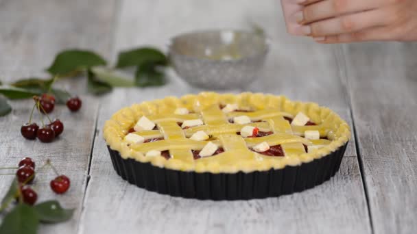 Ingrediënten voor het bakken van cake gevuld met verse kersen taart. Vrouwelijke voorbereiding van cherry pie. Ei wassen verspreid over de bovenkant van de taart. — Stockvideo