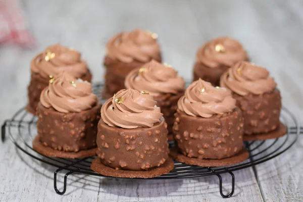 Chocolade hazelnoot mousse cakes bedekt met chocolade glazuur. Moderne Europese cake gebak. — Stockfoto