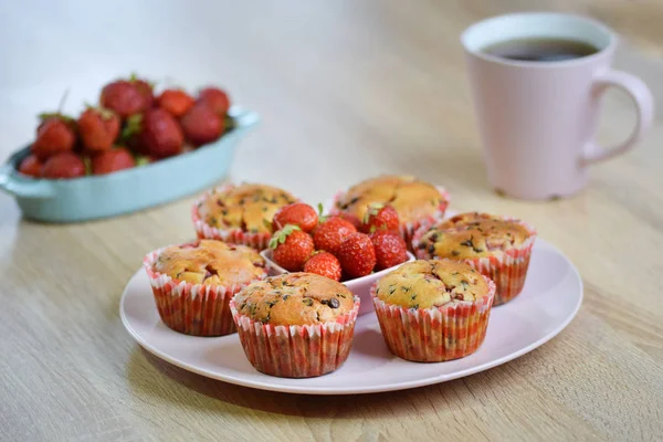 Tasty summer dessert: chocolate chip and fresh strawberry muffins on a pink plate decorated by fresh strawberries — Stock Photo, Image