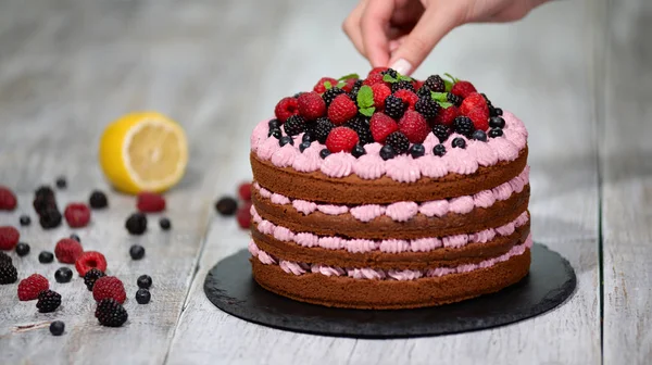 木製の背景に果実とチョコレートのケーキ — ストック写真