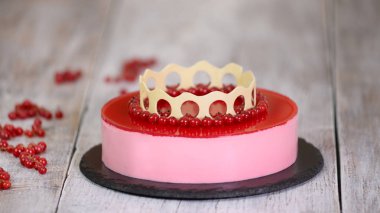 Beyaz arka planda kırmızı frenk üzümü ile Mousse kek