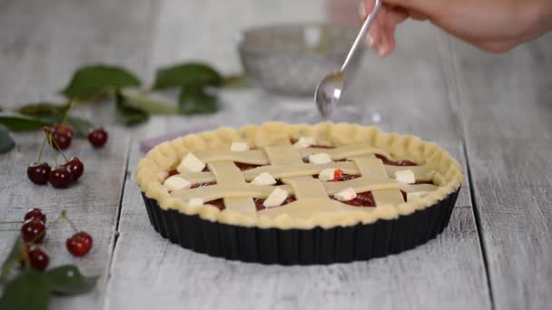 Ingrediënten voor het bakken van cake gevuld met verse kersen taart. Vrouwelijke voorbereiding van cherry pie. — Stockvideo