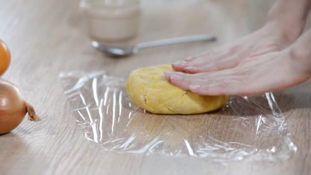 Avvolgere l'impasto in pellicola trasparente per raffreddare. Fare la pasta nel robot da cucina . — Video Stock