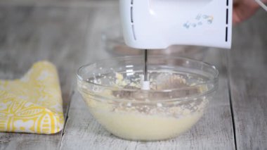 Kakao tozu, un ve dövülmüş yumurta karıştırma. Çikolata katman kek yapmak.