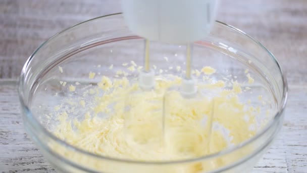 Добавление яиц в тесто для торта — стоковое видео