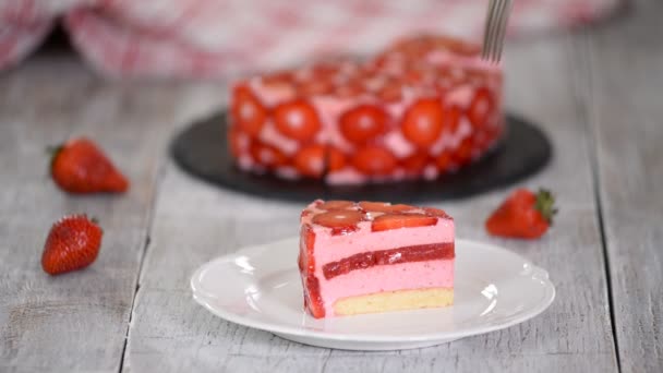 Uma fatia de bolo de mousse de morango . — Vídeo de Stock