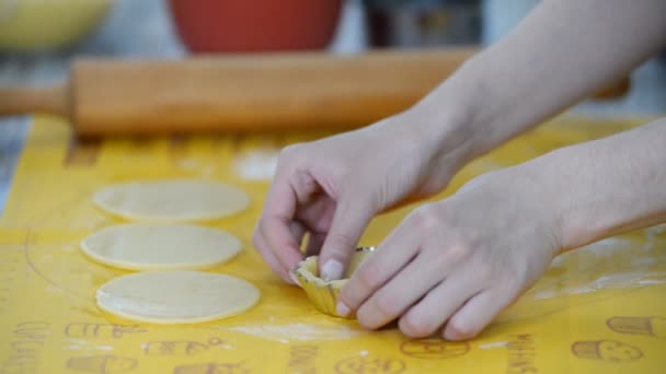 Cocinero pastelero haciendo tartaletas, poniendo la masa en platos para hornear . — Vídeos de Stock